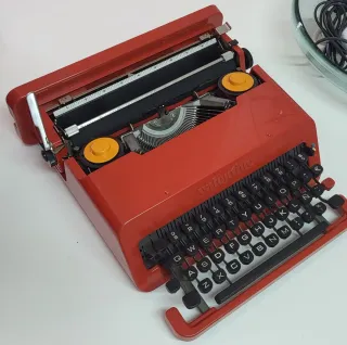 Máquina de escribir Olivetti Valentine Roja
