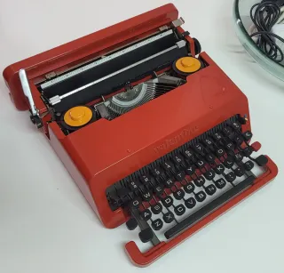 Máquina de escribir Olivetti Valentine Roja