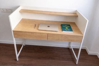 Escritorio moderno con 2 cajones – madera y blanco
