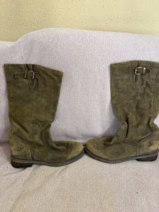 Botas altas de ante con hebilla