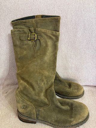 Botas altas de ante con hebilla