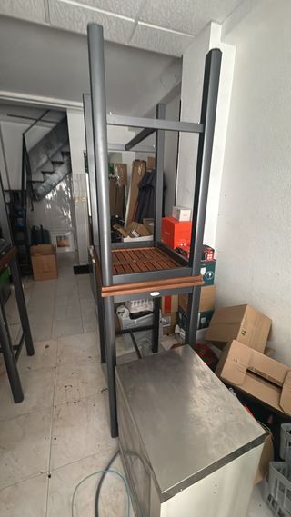 Mesas altas y taburetes de madera y metal