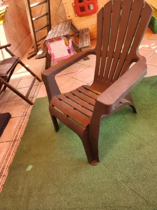 Sillón de plástico marrón