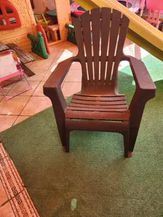 Sillón de plástico marrón