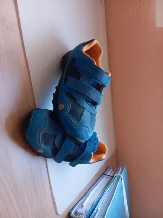 Botas de montaña azules para niño