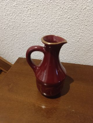 Vasija cerámica roja con borde dorado