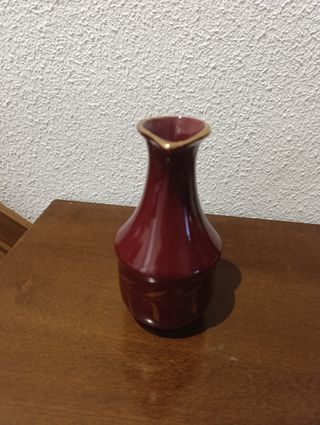 Vasija cerámica roja con borde dorado