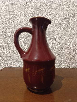 Vasija cerámica roja con borde dorado