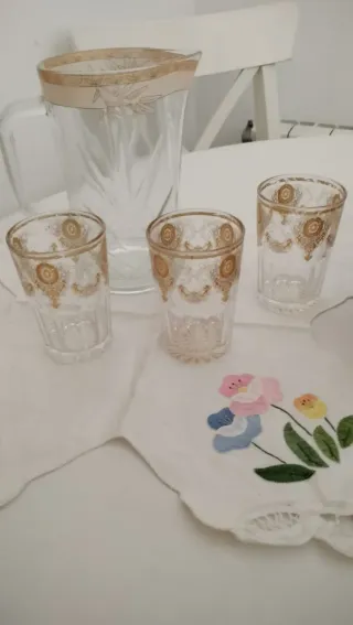 Jarra y 3 vasos de cristal dorado