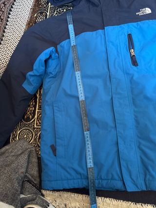 Chaqueta The North Face azul y negra