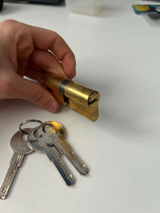 Bombín cerradura FAC, escudo de seguridad y llaves