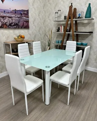 Mesa de comedor de cristal y metal