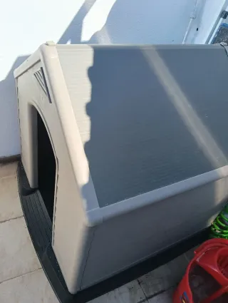 Caseta perro grande beige y gris