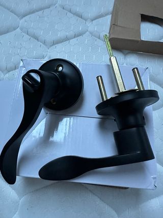 Manilla de puerta negra con cierre