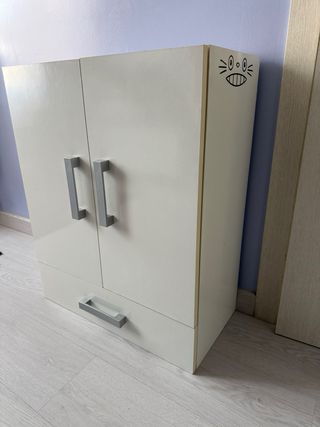 Mueble con compartimientos.