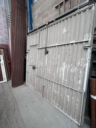 Portón de garaje metálico