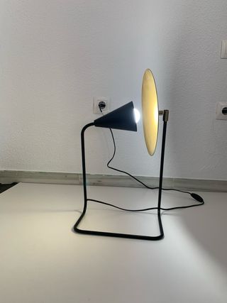 Lámpara de mesa diseño metal negro y dorado