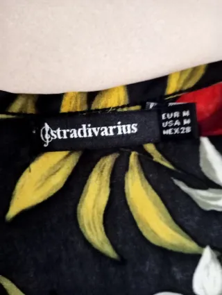 2€Camisa floral STRADIVARIUS talla  M