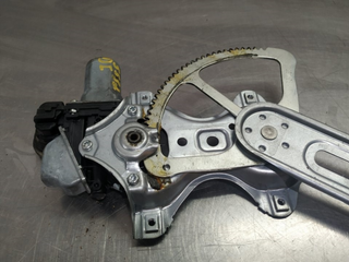 ELEVALUNAS DELANTERO IZQUIERDO TOYOTA YARIS (KSP1