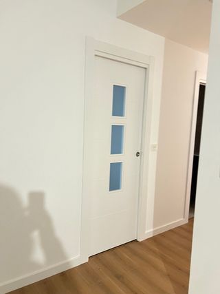 Puerta corredera con vidrieras