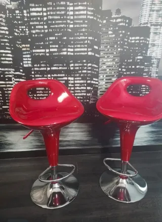 Taburetes rojos
