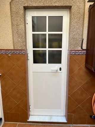Puerta aluminio blanco con pallileria inglesa.