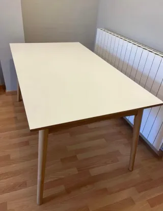 Mesa de comedor rectangular de madera. Extensible
