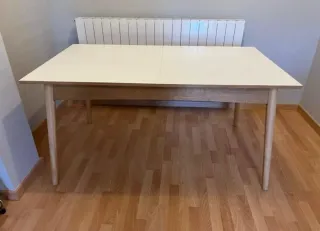 Mesa de comedor rectangular de madera. Extensible