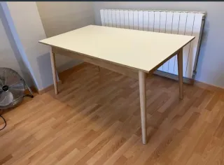 Mesa de comedor rectangular de madera. Extensible