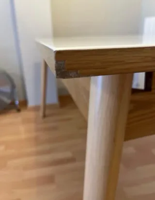 Mesa de comedor rectangular de madera. Extensible