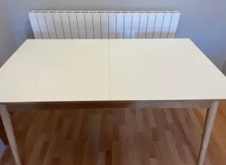 Mesa de comedor rectangular de madera. Extensible