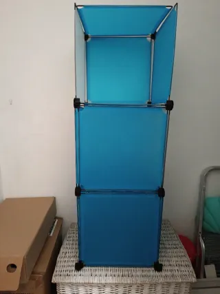 Estantería desmontable de plástico.