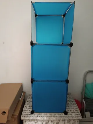 Estantería desmontable de plástico.