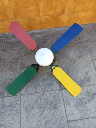 Ventilador aspas de colores de techo