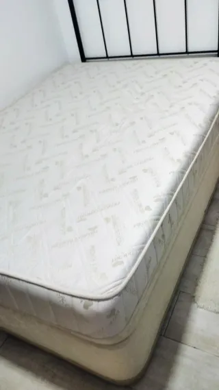 Cama abatible, cabecero y colchón viscoelástico