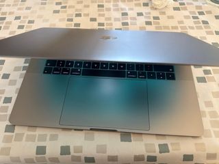 MacBook Pro 15” 2017 Touch Bar core i7 Gris 16GB