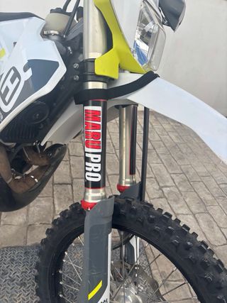 Husqvarna TE 300 2023 Enduro Blanca