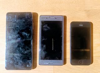 Lote 3 móviles para piezas (iPhone + Sony + Poco)