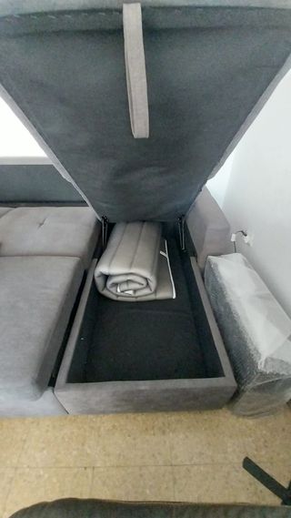 Sofá cama gris con chaise longue + topper incluido