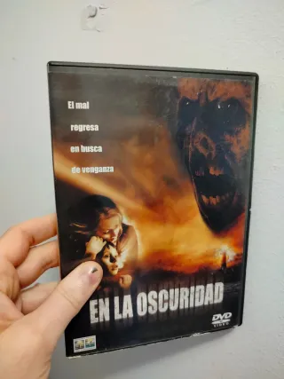 En la oscuridad DVD
