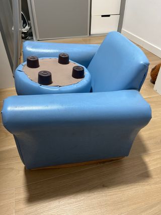 Sillón infantil azul con puff