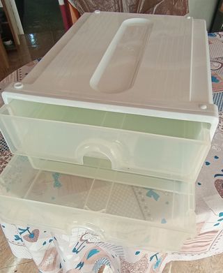 Cajón de plástico marca Araven.