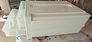 Cajón de plástico marca Araven.