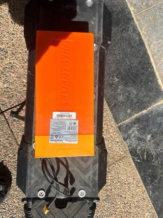 Batería naranja con conectores