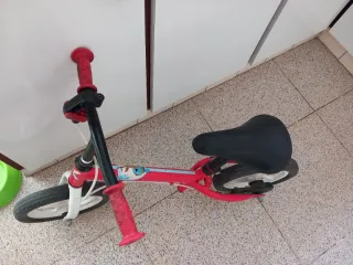 Bicicleta infantil Btwin sin pedales roja
