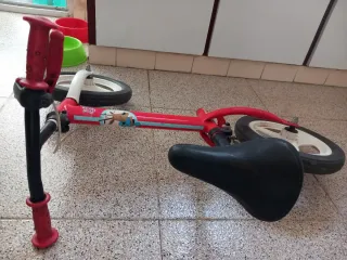Bicicleta infantil Btwin sin pedales roja