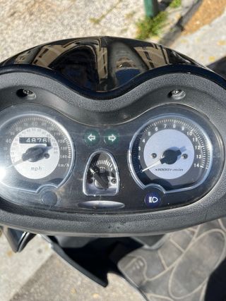 Moto Escúter Peugeot Negra y Plateada