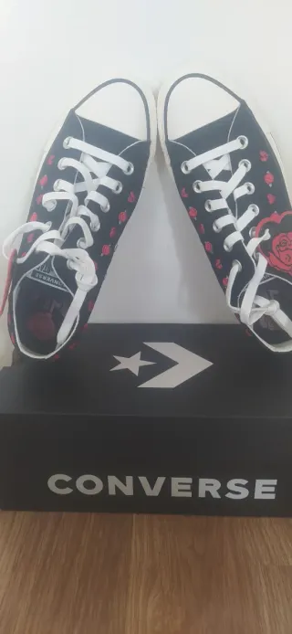 Converse Negras con Corazones y Rosas