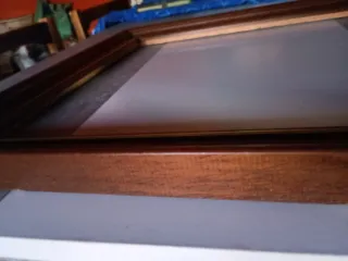 Marco madera color sapeli y dorado