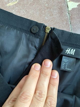 Falda negra con cremallera dorada